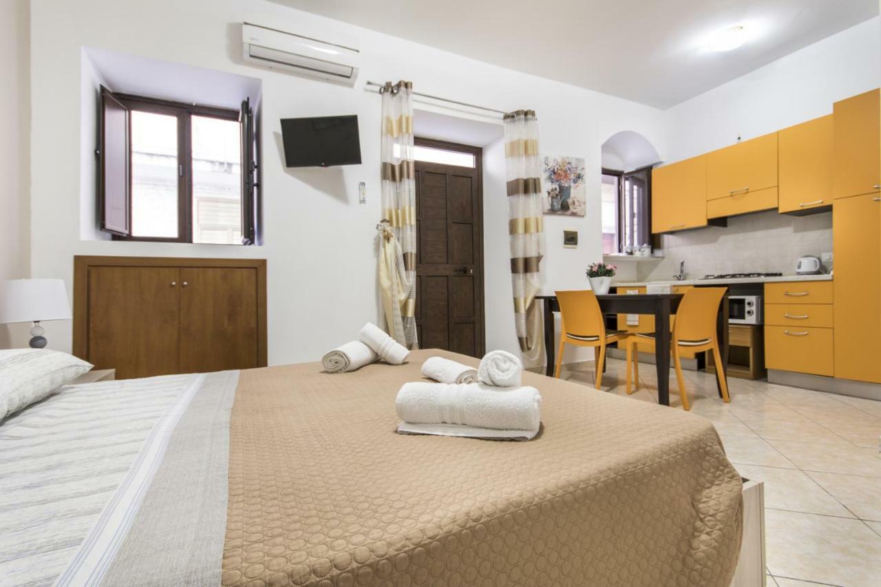 In Centro Rooms Vicino Cefalu Self-Chek-In Кампофеличе-ди-Роччелла Экстерьер фото